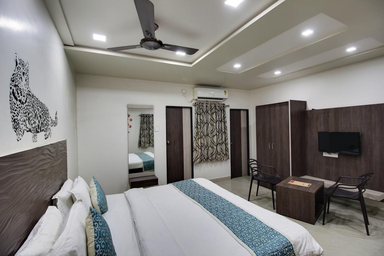 Daksh Hotel And Restaurant Talala Bagian luar foto