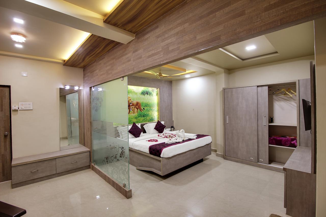 Daksh Hotel And Restaurant Talala Bagian luar foto