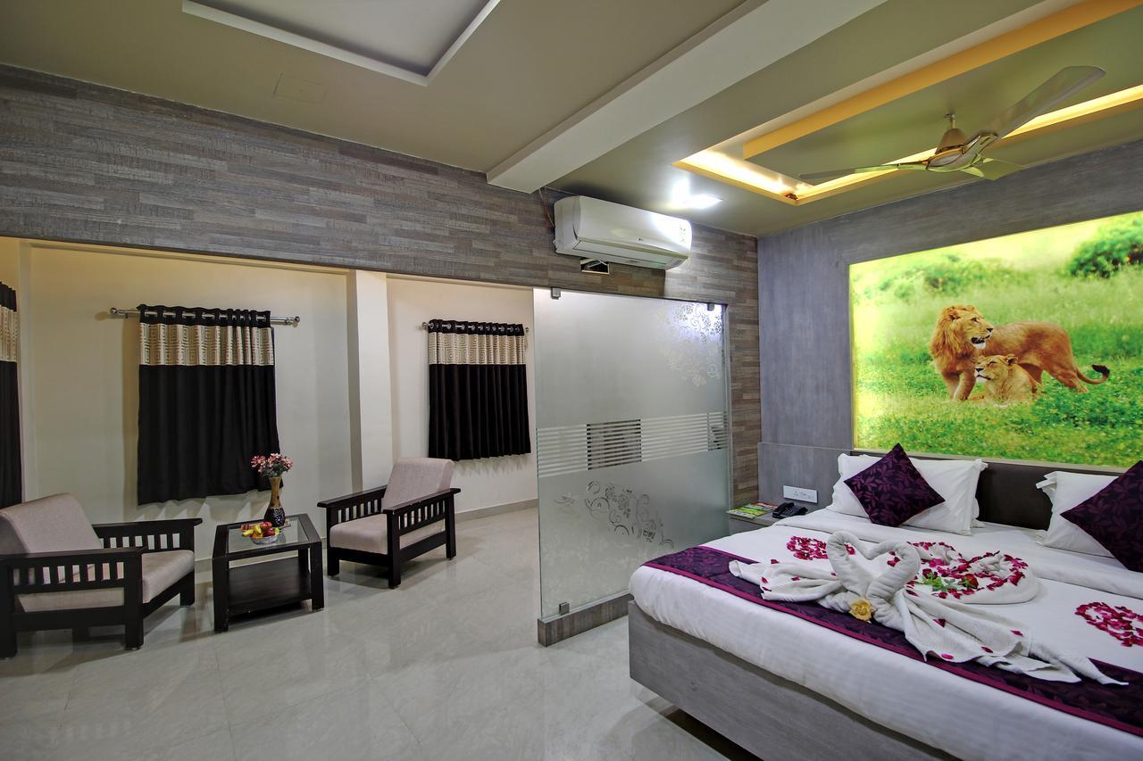 Daksh Hotel And Restaurant Talala Bagian luar foto