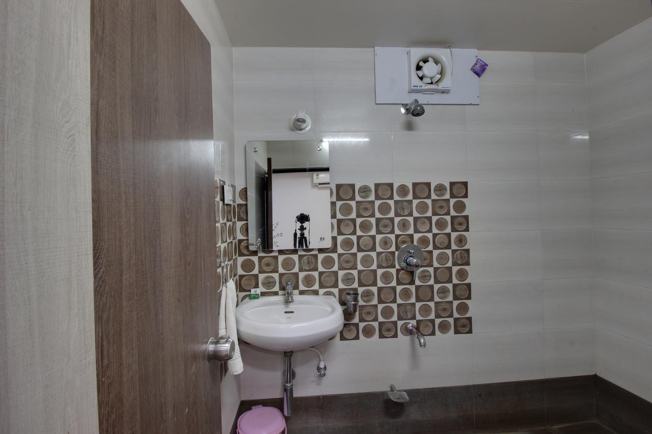 Daksh Hotel And Restaurant Talala Bagian luar foto