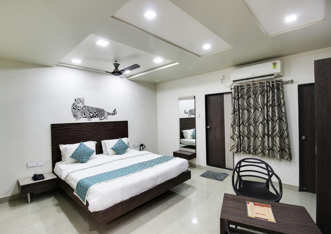 Daksh Hotel And Restaurant Talala Bagian luar foto